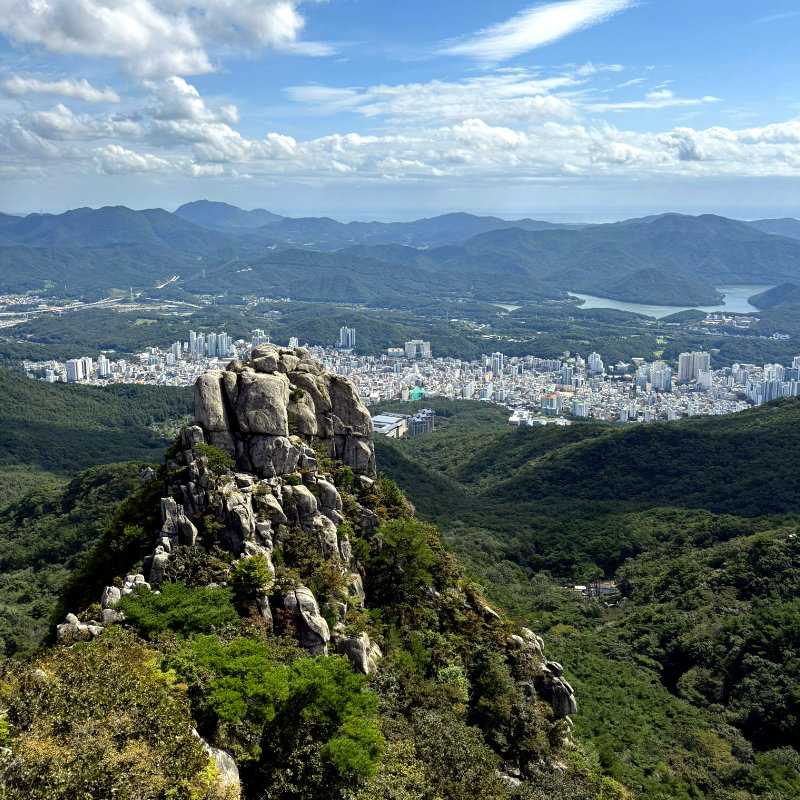 City and mountains - travelgemskorea.com